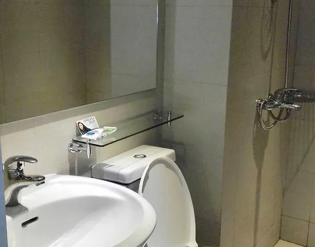 Azure C7 Balcony, Wifi, Near Mall Airport *