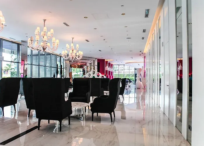 Azure C7 Balcony, Wifi, Near Mall Airport *