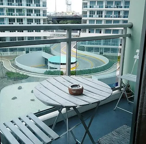 Azure C7 Balcony, Wifi, Near Mall Airport Apartment *