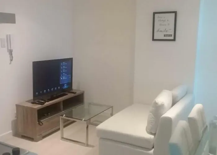 Apartment Azure C7 Balcony, Wifi, Near Mall Airport Manila